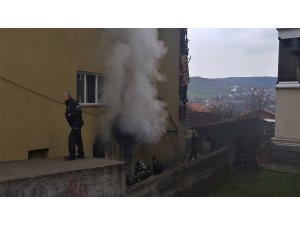 Yangında yaşlı kadının evde olmaması faciayı engelledi