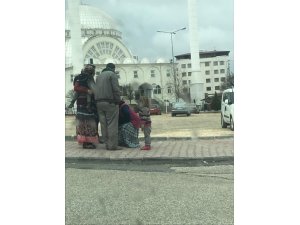 Dilenci kadınlar hasılatı kocalarıyla paylaştı