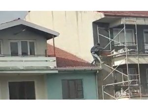 Canını hiçe saydı, çatıda ölümle dans etti