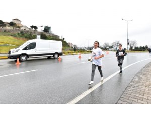Ayağı sıkan ayakkabılarını eline alarak koştu