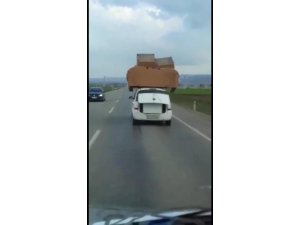 Otomobilin üzerinde koltuk takımı taşıdılar