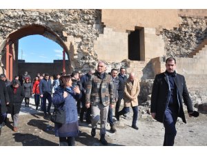 Bakan Ersoy, Ani Ören Yeri’nde incelemelerde bulundu