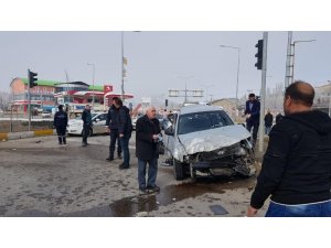 Frenleri boşalan tır 2 otomobili hurdaya çevirdi