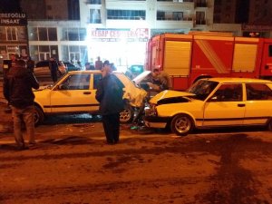 Alkollü sürücü kırmızı ışıkta bekleyen otomobile arkadan çarptı