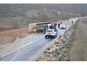 Şaftı kırılan çakıl yüklü kamyon devrildi