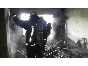 63 yaşındaki kadın evinde çıkan yangından kaçmak isterken yaralandı