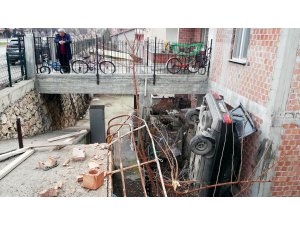 Çorum'da otomobil evin bahçesine düştü: 2 yaralı