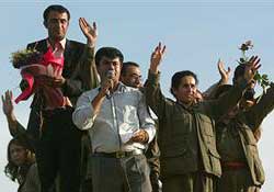 Dağdan inen PKK'lılar halkı selamladı