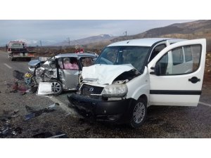 Otomobil ile hafif ticari araç çarpıştı: 3 yaralı