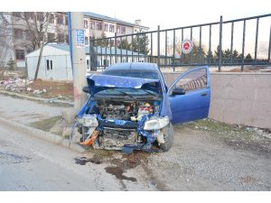 Otomobil, önce duvara sonra direğe çarptı: 2 yaralı