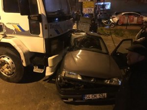 Freni boşalan kamyon otomobili altına aldı: 2 yaralı