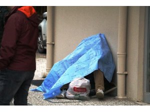 Bimekan şahıs, klima dış ünitesi üzerinde oturur vaziyette ölü olarak bulundu