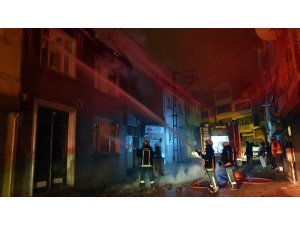 Metruk binada çıkan yangın mahalleliyi sokağa döktü