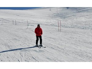 Vali Akbıyık vatandaşlarla birlikte kayak yaptı