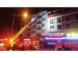 4 katlı binada çıkan yangın itfaiye ekipleri tarafından söndürüldü