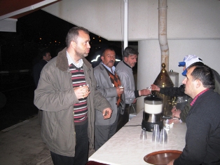 Havaalanında yolcu bekleyenlere sahlep!