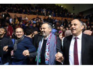 Binlerce Karadenizli’nin katıldığı gecede Alinur Aktaş rüzgarı esti