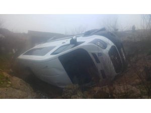 Servis aracı yoldan çıktı, facia ucuz atlatıldı