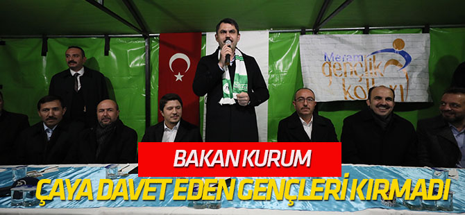 Bakan Kurum, kendisini çaya davet eden gençleri kırmadı
