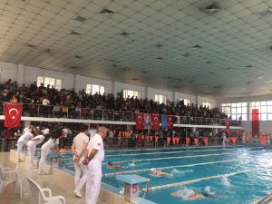 Adana’da yüzme yarışları