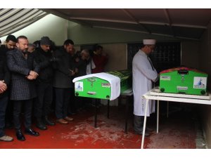 Çocuklarının sağ kurtulduğu kazada hayatını kaybeden anne ve baba toprağa verildi