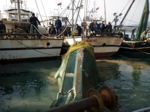 Balıkçıların ağına takılan hurda haldeki deniz aracı sürat teknesi çıktı