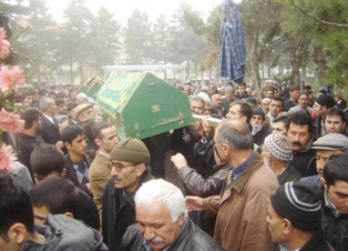 Omuz atma kavgasında öldürülen liseli toprağa verildi