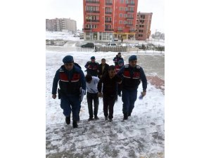 Askeriyeden malzeme çalan hırsızlara suçüstü
