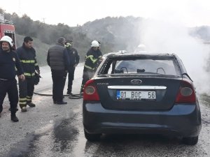 Seyir halindeki otomobil alev alev yandı