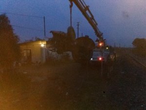 Trenin altında parçalara ayrılan traktörün sürücüsü yara almadan kurtuldu