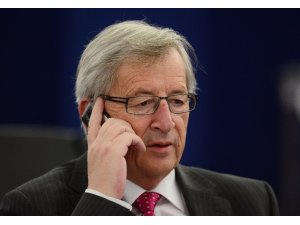 Junker’i konuşma yaparken eşi aradı