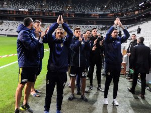 Fenerbahçeli futbolcular ikinci kez tribünleri selamladı