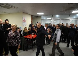 Mustafa Bozbey’i zeybek oynayarak karşıladılar