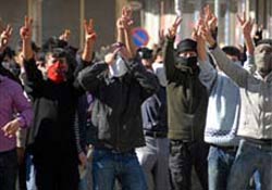 Hakkari'de göstericiler Atatürk heykeline saldırdı