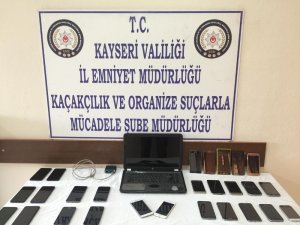 Gümrük kaçağı telefonları gizli bölmelere zulaladılar