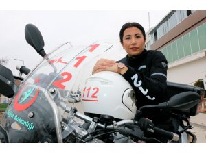 Kadın sağlıkçı vakalara motosikletle ulaşıyor