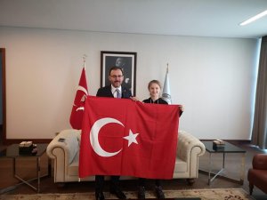 Bakan Kasapoğlu, Türk bayrağı hassasiyetiyle takdir toplayan Selen Gündüz ile buluştu