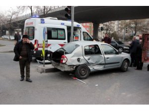 Zincirleme kazada araçlar büyük hasar gördü