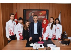 Şampiyon Taekwondocular Müdür Arıcıoğlu’nu ziyaret etti