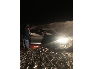 Kara saplanan aracı jandarma kurtardı