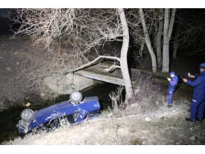 ’Dur’ ihtarına uymayan sürücü, önce polis aracına çarptı sonra köprüden uçtu