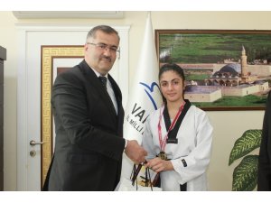 Tekvando il birincisinden Müdür Tevke’ye ziyaret