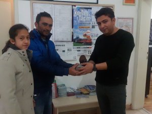 Balıkçılar gölde buldukları yaralı ördeği kurtardı