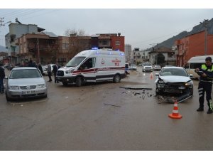 Üç otomobilin karıştığı kazada 1 kişi yaralandı