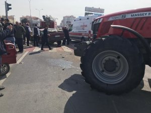 Traktör ile otomobil çarpıştı: 1’i ağır 3 yaralı