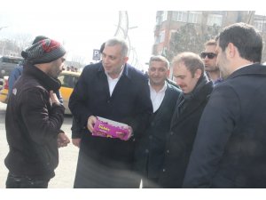 Ak Parti’li Külünk’ten vatandaşlara çikolata ikramı