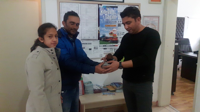 Balıkçılar gölde buldukları yaralı ördeği kurtardı
