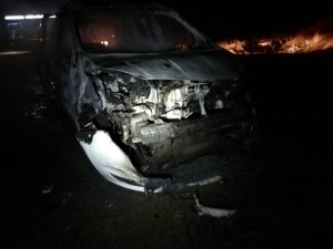 Otomobil alev alev yandı: 4 yaralı
