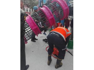 Parkta ayağı kaydırağa sıkışan çocuğu itfaiye kurtardı