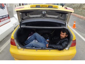 Taksinin bagajında düzensiz göçmen yakalandı